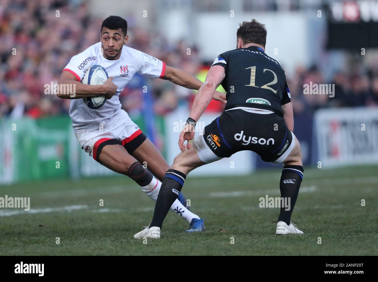 L'Ulster Robert Baloucoune et bains' Max Wright au cours de la Champions Cup Match à Ravenhill Stadium, à Belfast. Banque D'Images