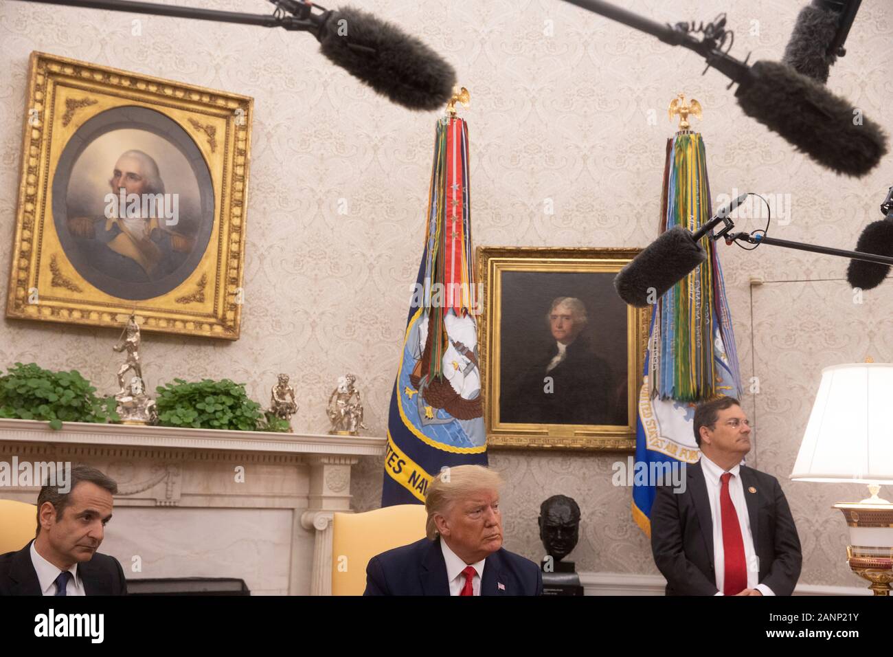 Washington, United States. 07Th Jan, 2020. Le Président des Etats-Unis, Donald J. Trump, droite, et le premier ministre de la Grèce Kyriakos Mitsotakis, gauche, rencontrez dans le bureau ovale de la Maison Blanche à Washington, DC le Mardi, Janvier 7, 2020. Credit : Tasos Katopodis/Piscine via CNP/AdMedia/Newscom/Alamy Live News Banque D'Images