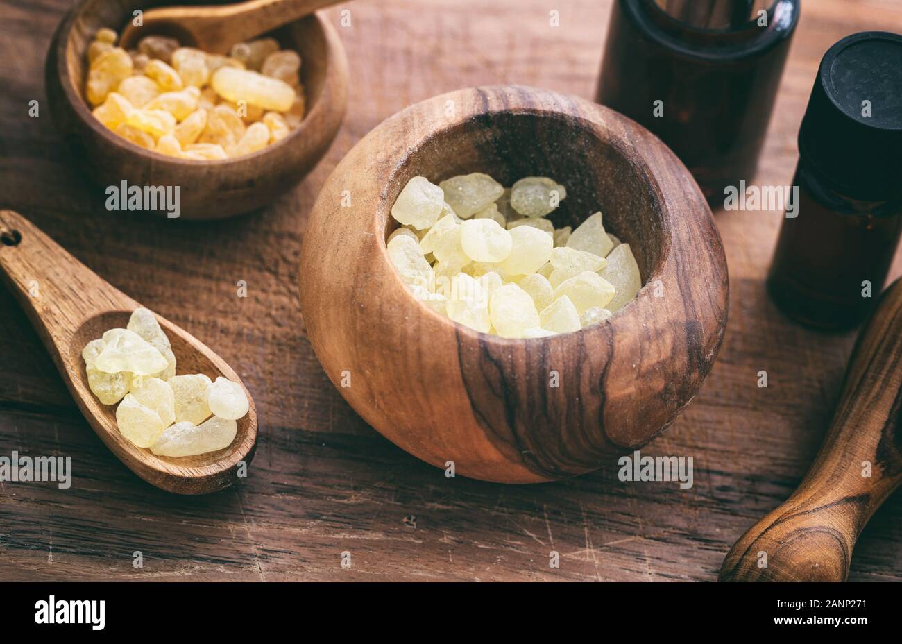 Sakizi les larmes de résine de mastic. Mastic de Chios bol et outils, fond de bois, vue rapprochée Banque D'Images