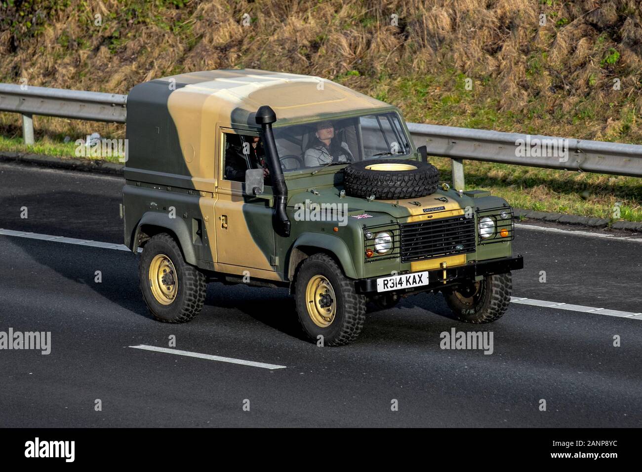 1998 90s nuits camouflage sous forme de véhicule Land Rover Defender SWB ; avec échappement de plongée, circulation automobile au Royaume-Uni, transport, moderne, Camo, direction sud sur l'autoroute M61, Manchester, Royaume-Uni Banque D'Images