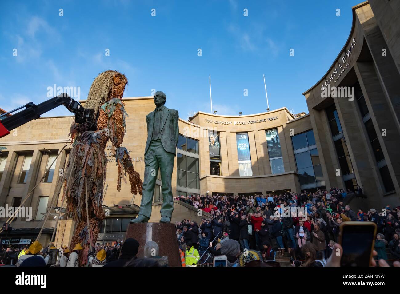 Glasgow, Ecosse, Royaume-Uni. 18 janvier, 2020. Une dizaine de mètres de hauteur de la marionnette géante appelée Déluge assiste à Celtic Connections jour côtières. Les marionnettistes de faire fonctionner la mécanique Vision déesse mythique qui a été deux années de construction. La marionnette est entièrement fabriqué à partir de matériaux recyclés et des ressources naturelles. Marquant le début de l'année de l'Ecosse de côtes et Waters, Storm s'efforcera de nous rappeler notre devoir de prendre soin de nos côtes. Credit : Skully/Alamy Live News Banque D'Images