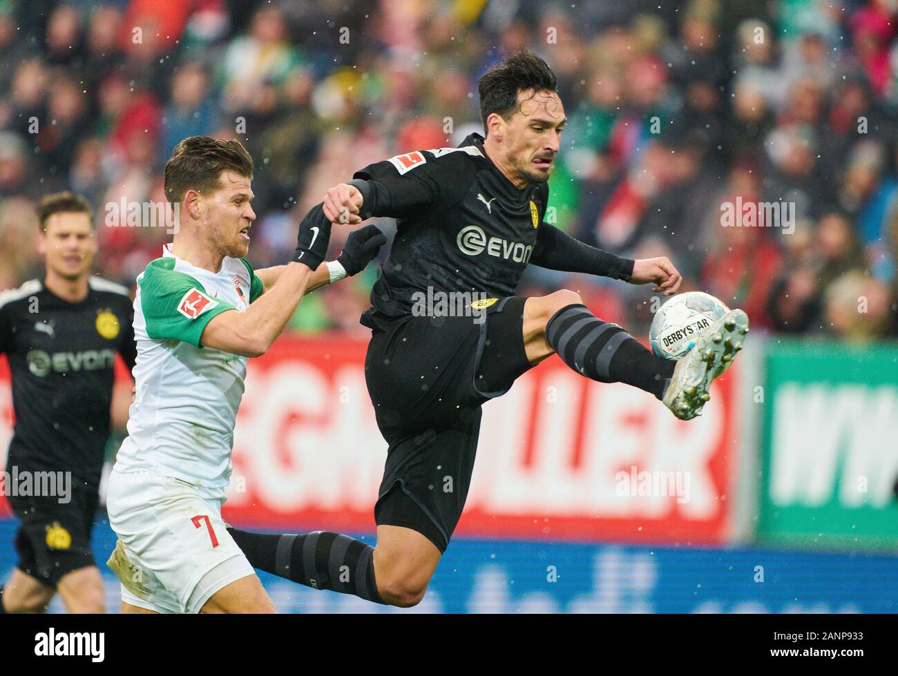 Football Augsburg-Dortmund , Augsburg, Jan 18, 2020. Mats HUMMELS, BVB 15 concurrence pour la balle, s'attaquer, duel, l'en-tête, zweikampf, action, lutte contre Florian NIEDERLECHNER, FCA 7 FC AUGSBURG - Borussia Dortmund - DFL RÈGLEMENT INTERDIT TOUTE UTILISATION DES PHOTOGRAPHIES comme des séquences d'images et/ou quasi-vidéo - 1.Ligue de Soccer , Augsburg allemand, le 17 janvier 2020. Saison 2019/2020, journée 18, © Peter Schatz / Alamy Live News Banque D'Images