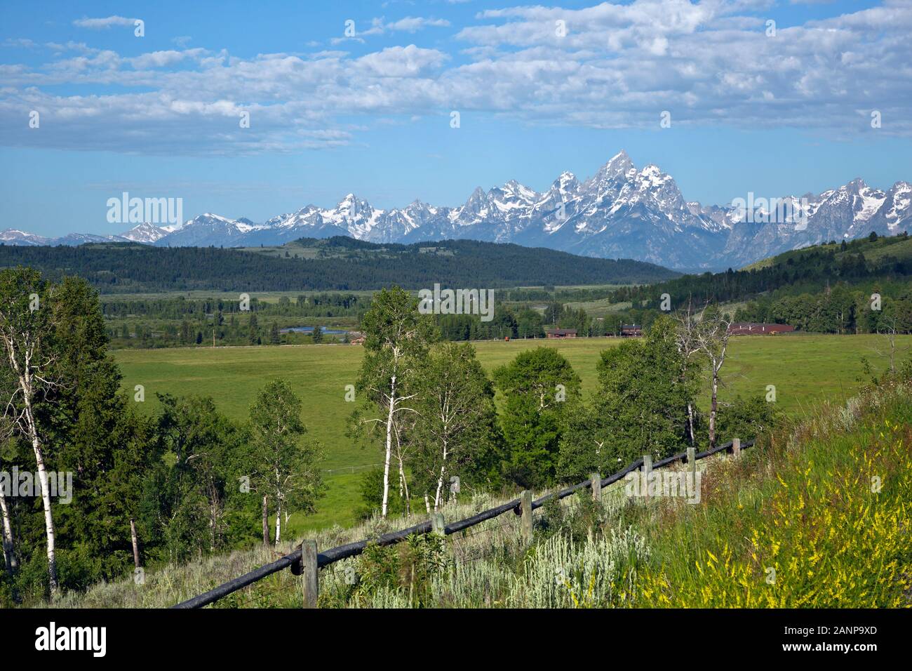 WY03975-00...WYOMING - la chaîne Teton dominant de Jackson Hole à proximité de fermes et ranchs. Banque D'Images