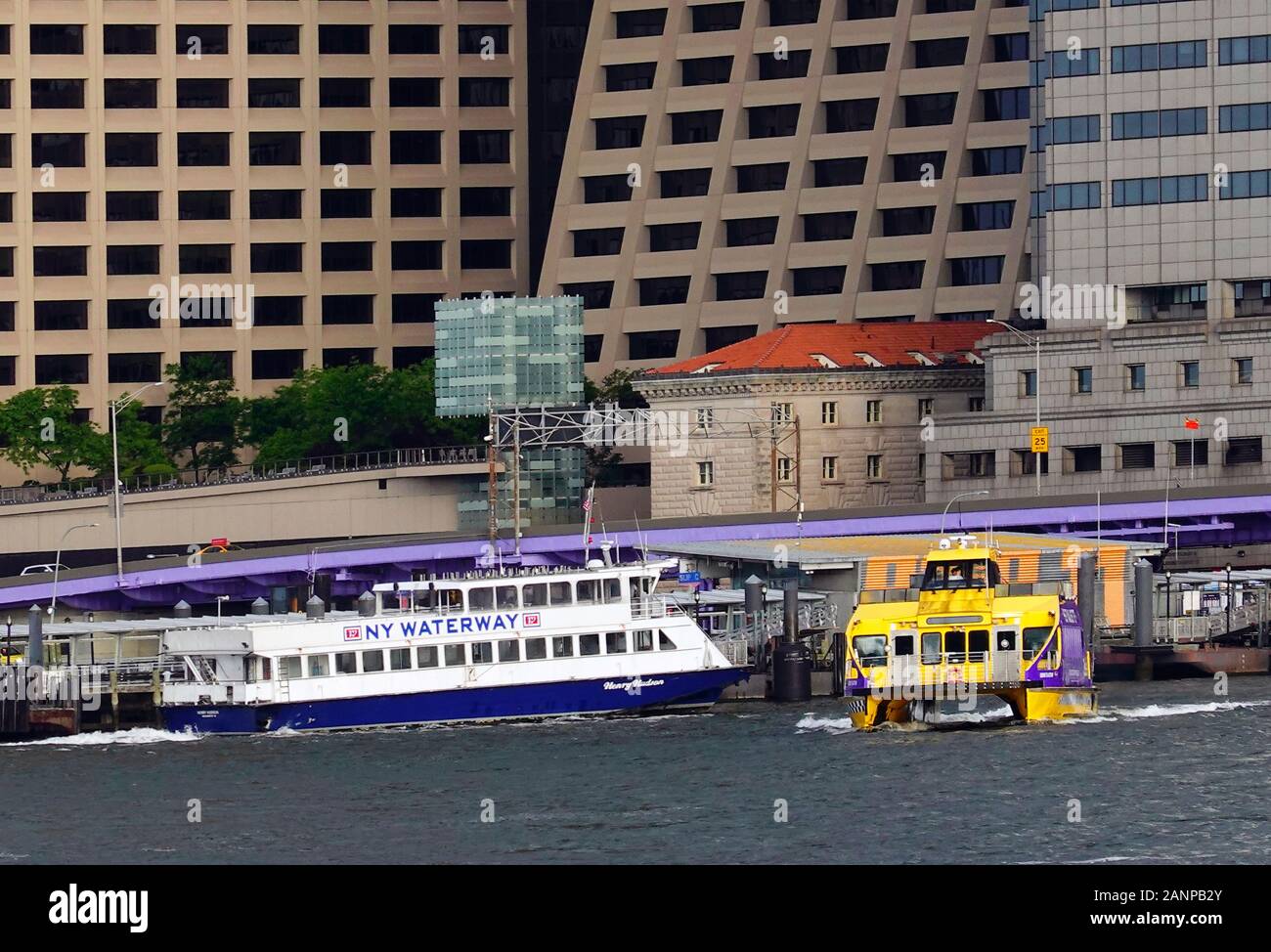 Ferry fluvial de NY dans le centre-ville de Manhattan, New York Banque D'Images