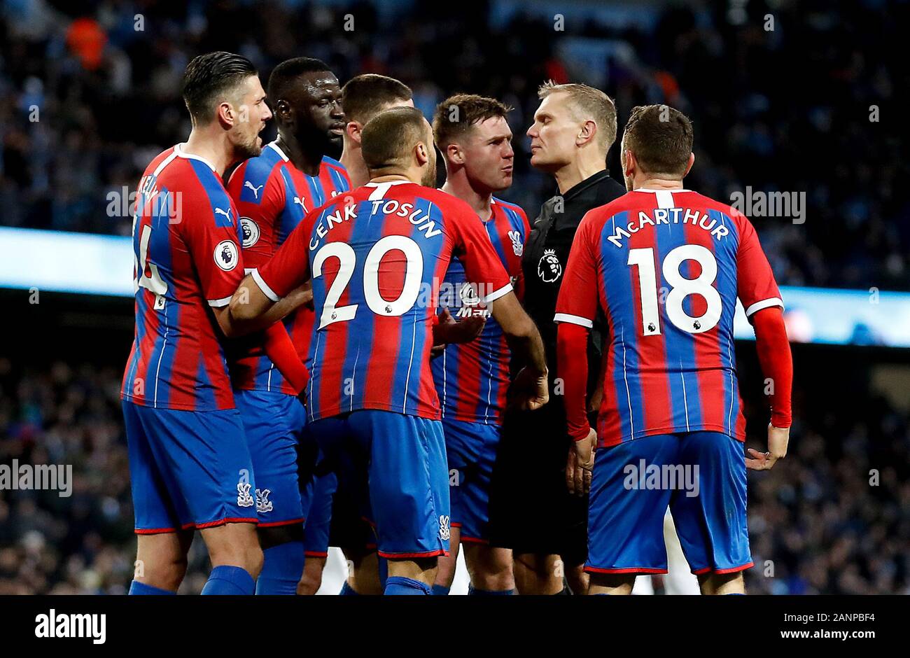 Les joueurs match Crystal Palace surround arbitre Graham Scott (à droite) après une pénalité est décernée à Manchester City pour un handball par Jairo Riedewald avant qu'il soit renversé par le VAR au cours de la Premier League match au stade Etihad, Manchester. Banque D'Images