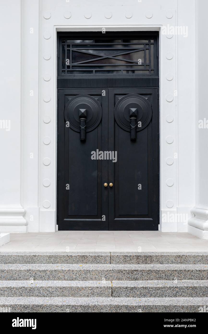 Entrée avec porte noire au College of Medicine Building à Singapour Banque D'Images