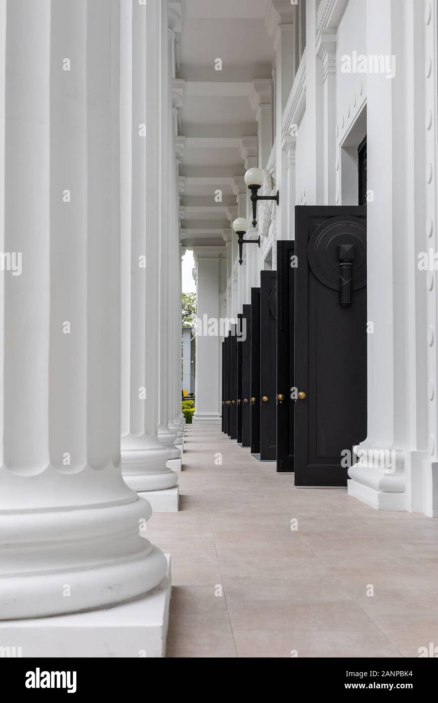 Entrée avec portes noires ouvertes au College of Medicine Building à Singapour Banque D'Images