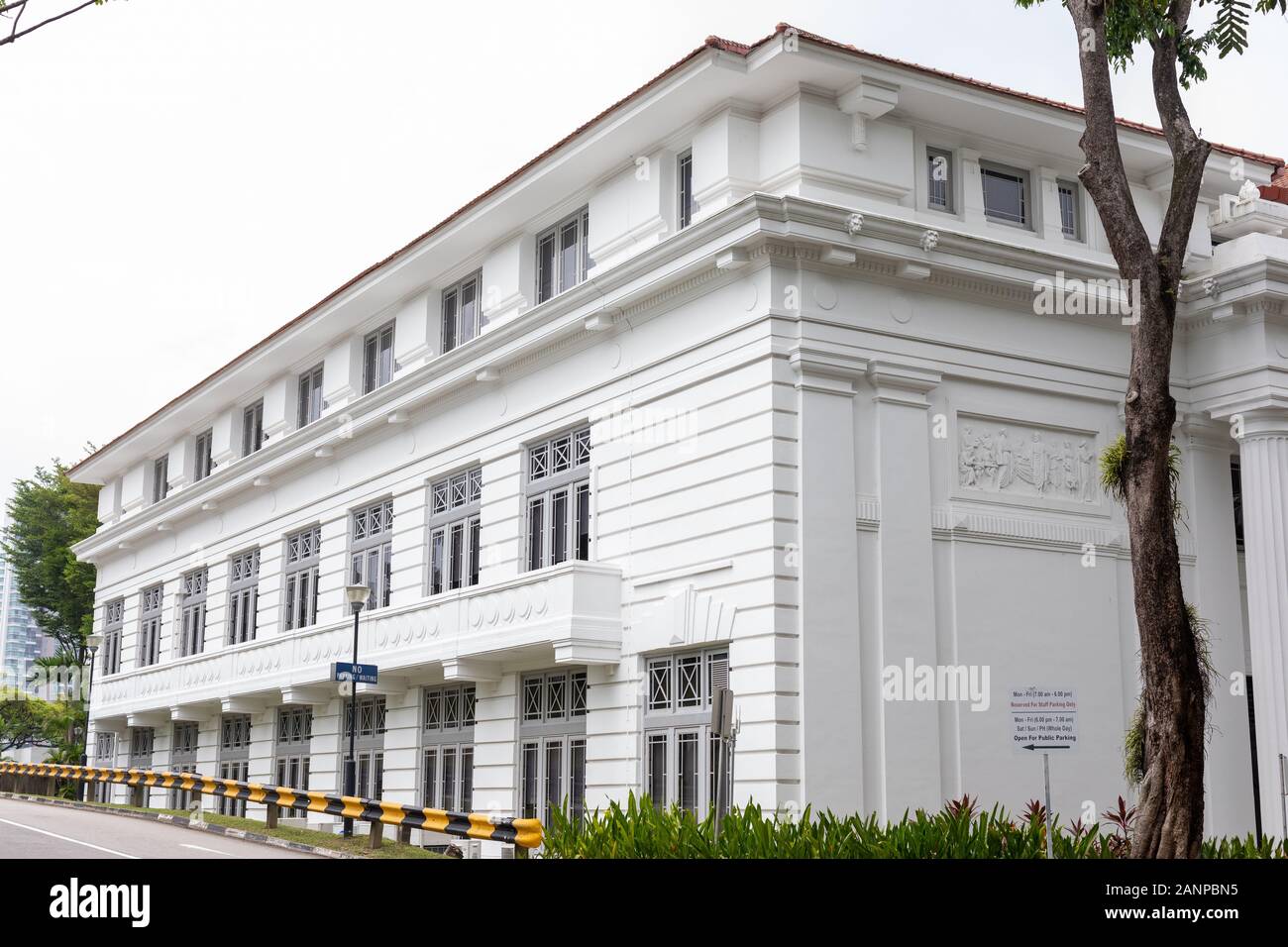 Entrée avec portes noires ouvertes au College of Medicine Building à Singapour Banque D'Images