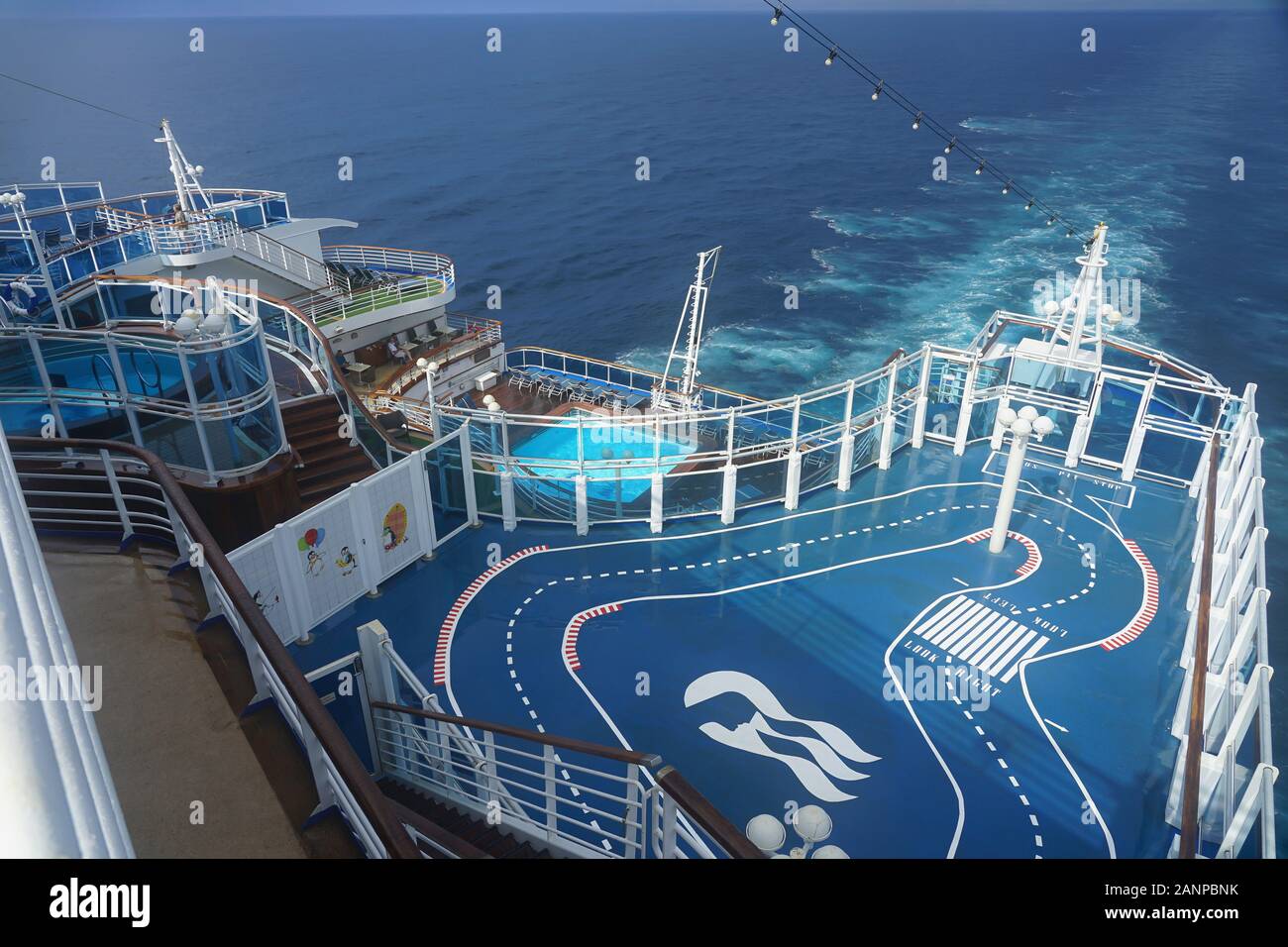 Bateau de croisière dans le canal de Panama Banque D'Images