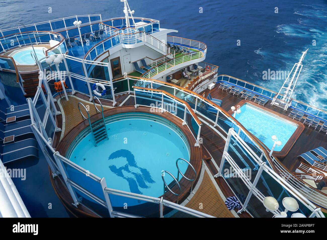 Bateau de croisière dans le canal de Panama Banque D'Images
