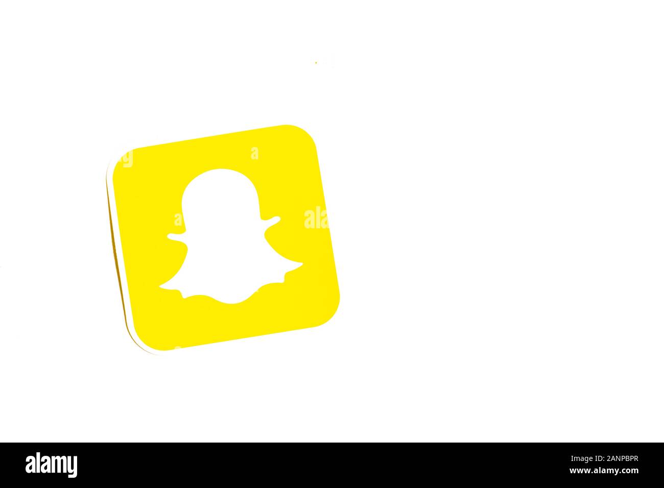 Los Angeles, Californie, États-Unis - 17 janvier 2020: Logo Snapchat sur fond blanc avec espace de copie. Icône des médias sociaux, éditorial illustratif Banque D'Images