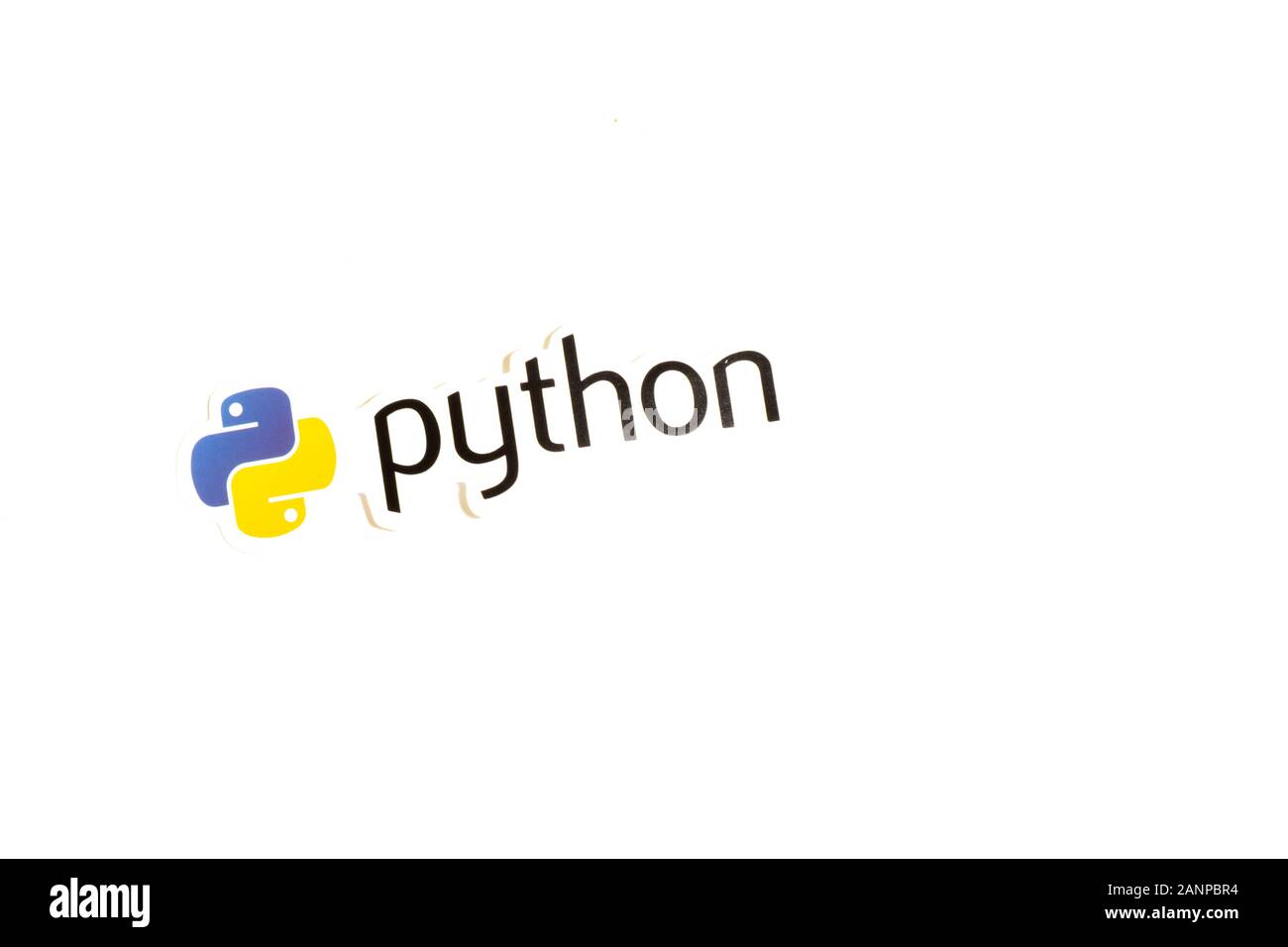 Los Angeles, Californie, États-Unis - 17 janvier 2020: Logo Python sur fond blanc et espace de copie, éditorial illustratif Banque D'Images