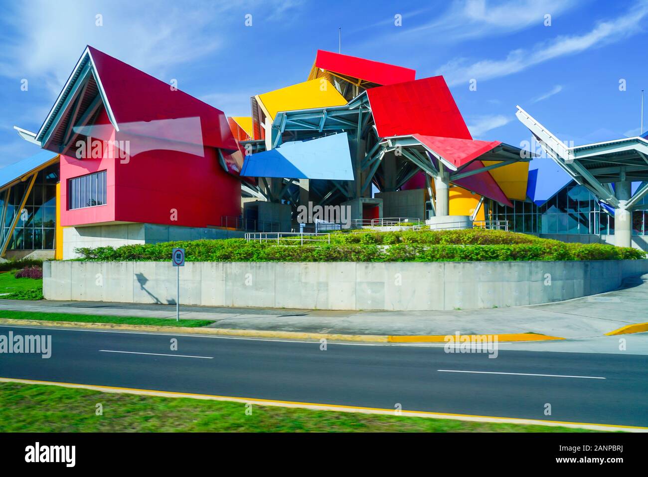 Le Musée de la biodiversité , la ville de Panama, Panama, conçu par le célèbre architecte Frank Gehry, Banque D'Images