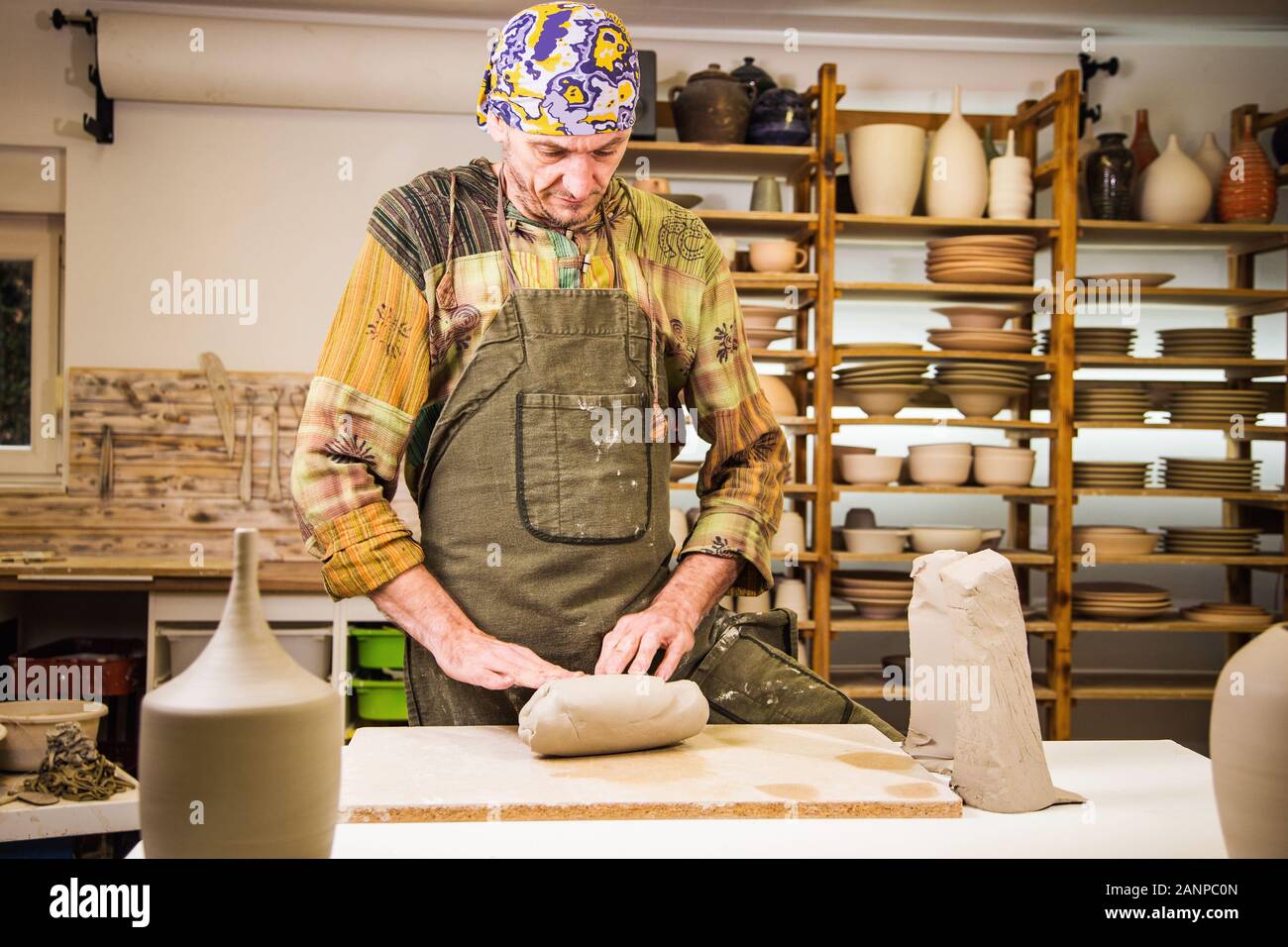 Potter travaillant sur de potier, faisant de nouveau bol à partir de matières premières de l'argile Banque D'Images