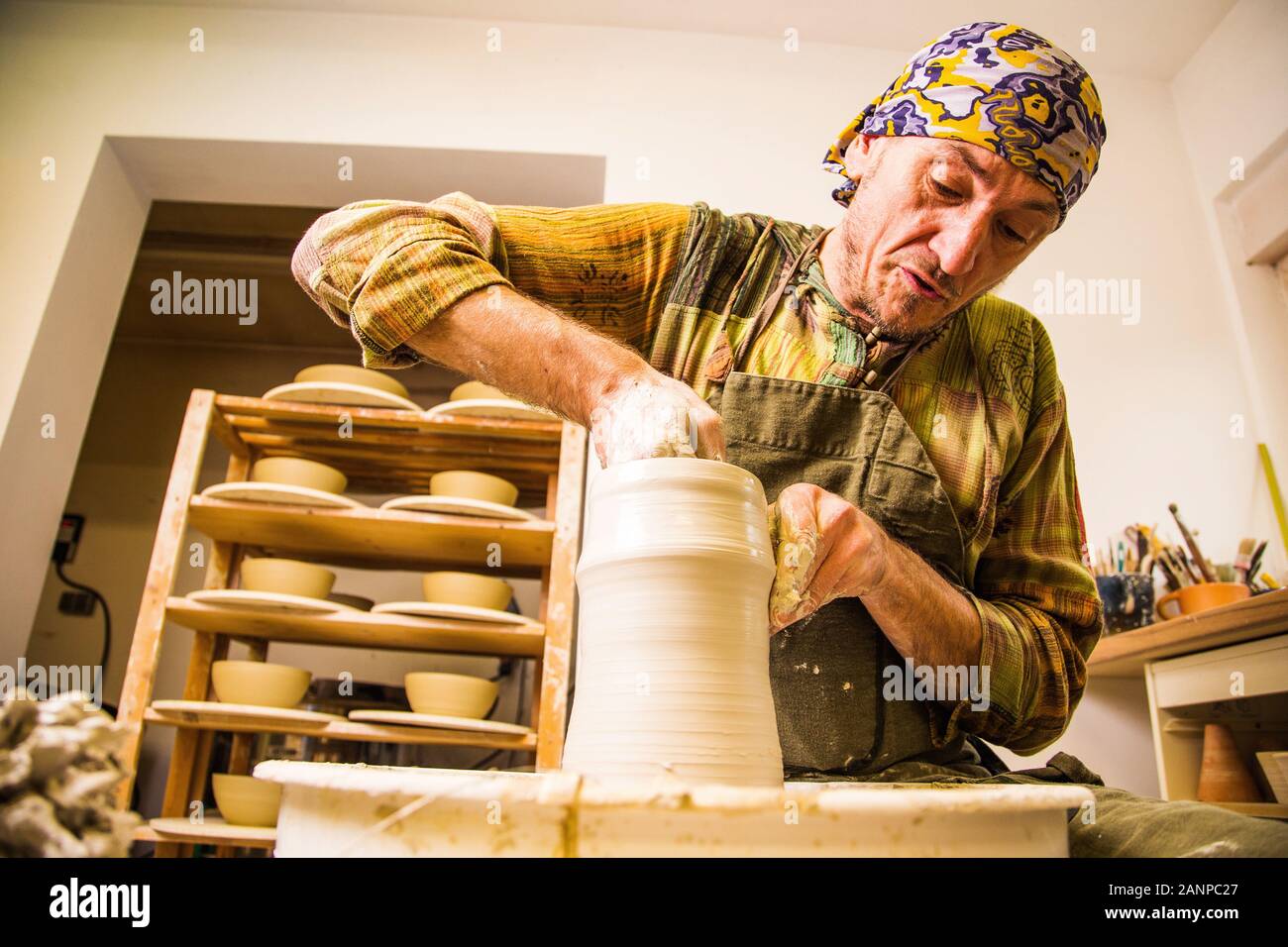 Potter travaillant sur de potier, faisant de nouveau bol à partir de matières premières de l'argile Banque D'Images