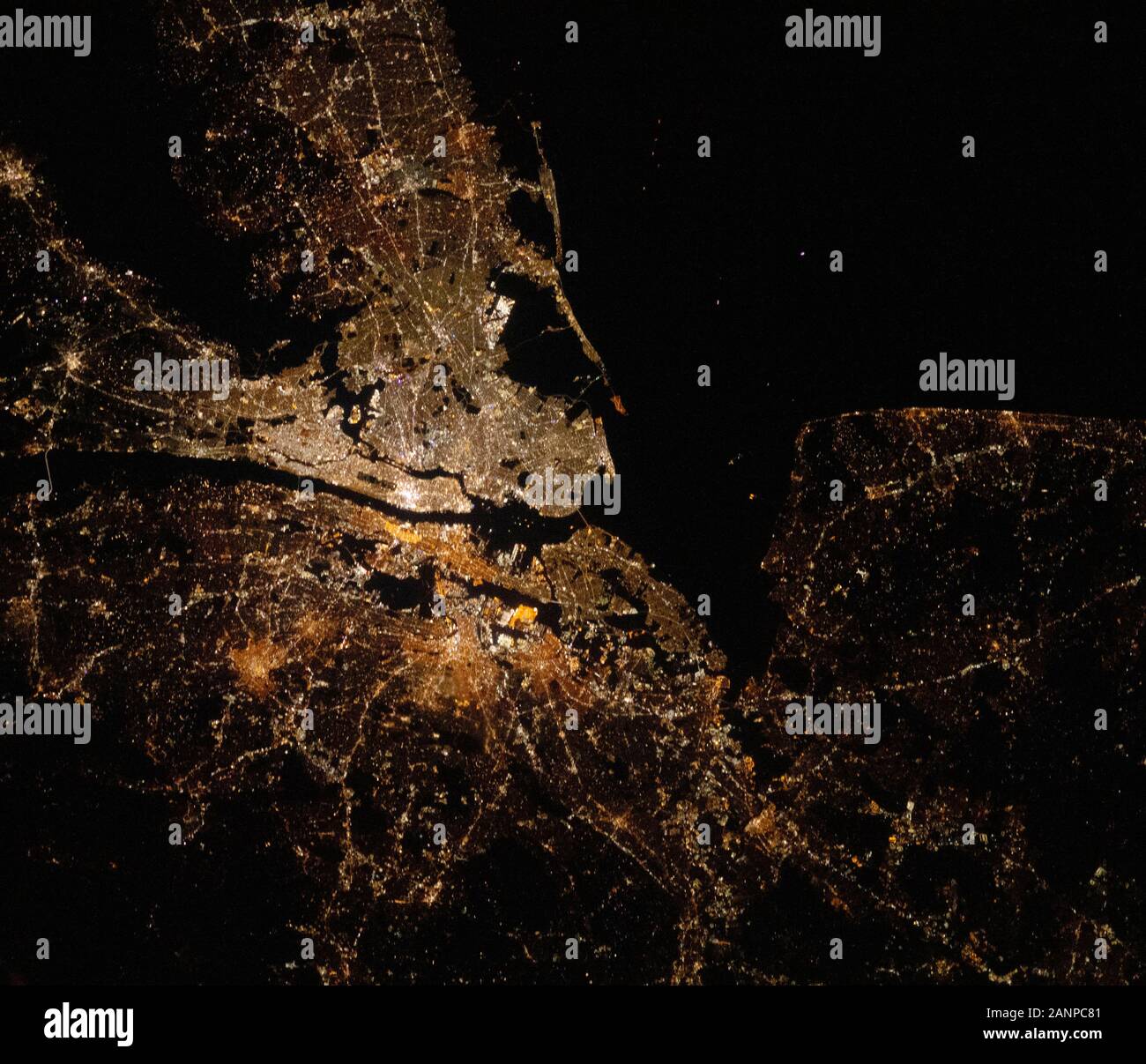 USA - 28 décembre 2019 - Les lumières de la ville de Long Island, New York et le New Jersey contre les eaux sombres de Sandy Hook Bay, la partie supérieure Banque D'Images