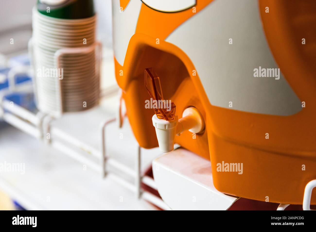 Refroidisseur d'eau orange utilisé pour hydrater les athlètes lors d'événements sportifs Banque D'Images