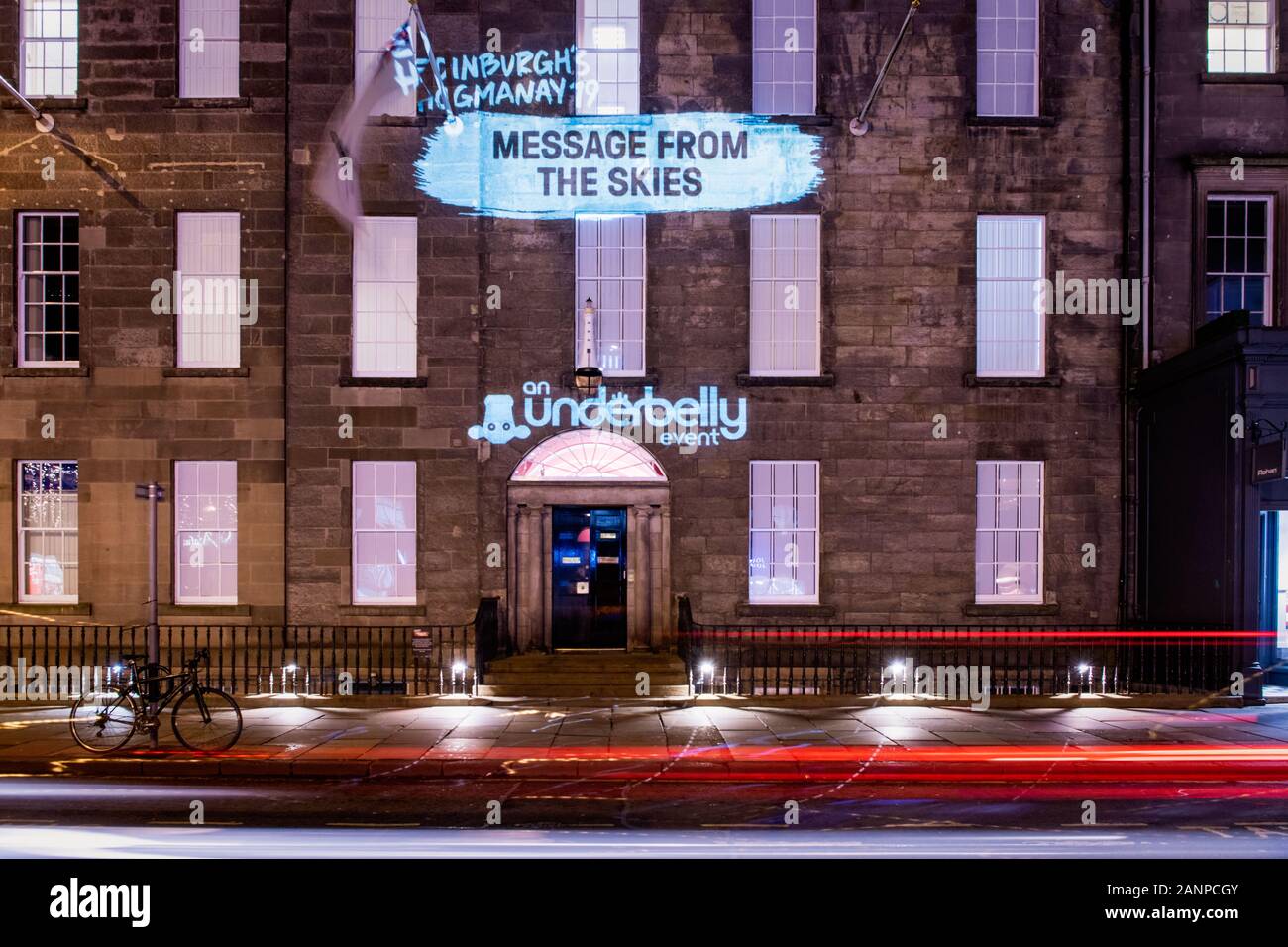 Projections de Message from the Skies sur des bâtiments, notamment le Northern Lighthouse Board sur George Street, faisant partie du Hogmanay d'Édimbourg, Édimbourg, Écosse, Royaume-Uni Banque D'Images