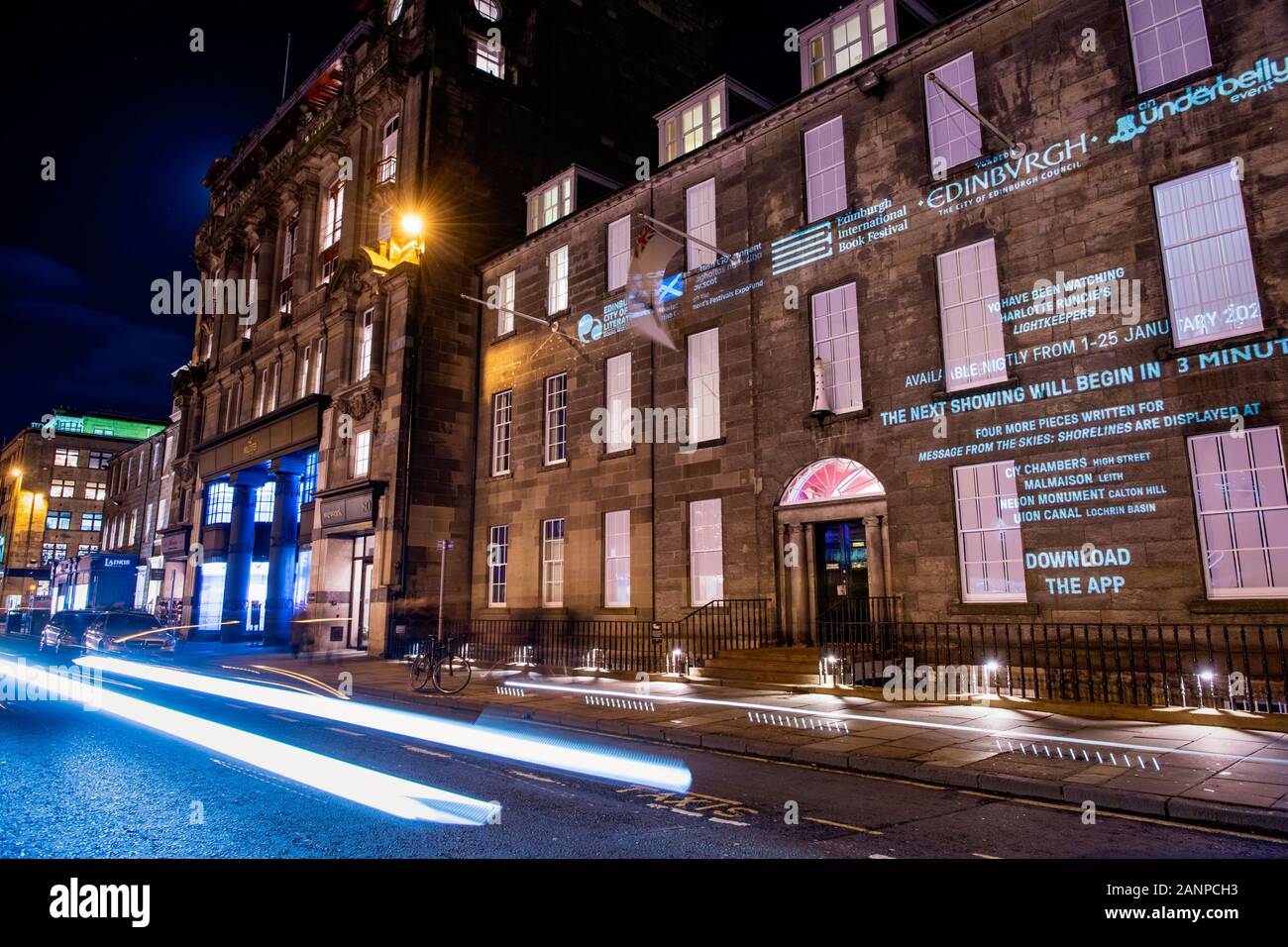 Projections de Message from the Skies sur des bâtiments, notamment le Northern Lighthouse Board sur George Street, faisant partie du Hogmanay d'Édimbourg, Édimbourg, Écosse, Royaume-Uni Banque D'Images