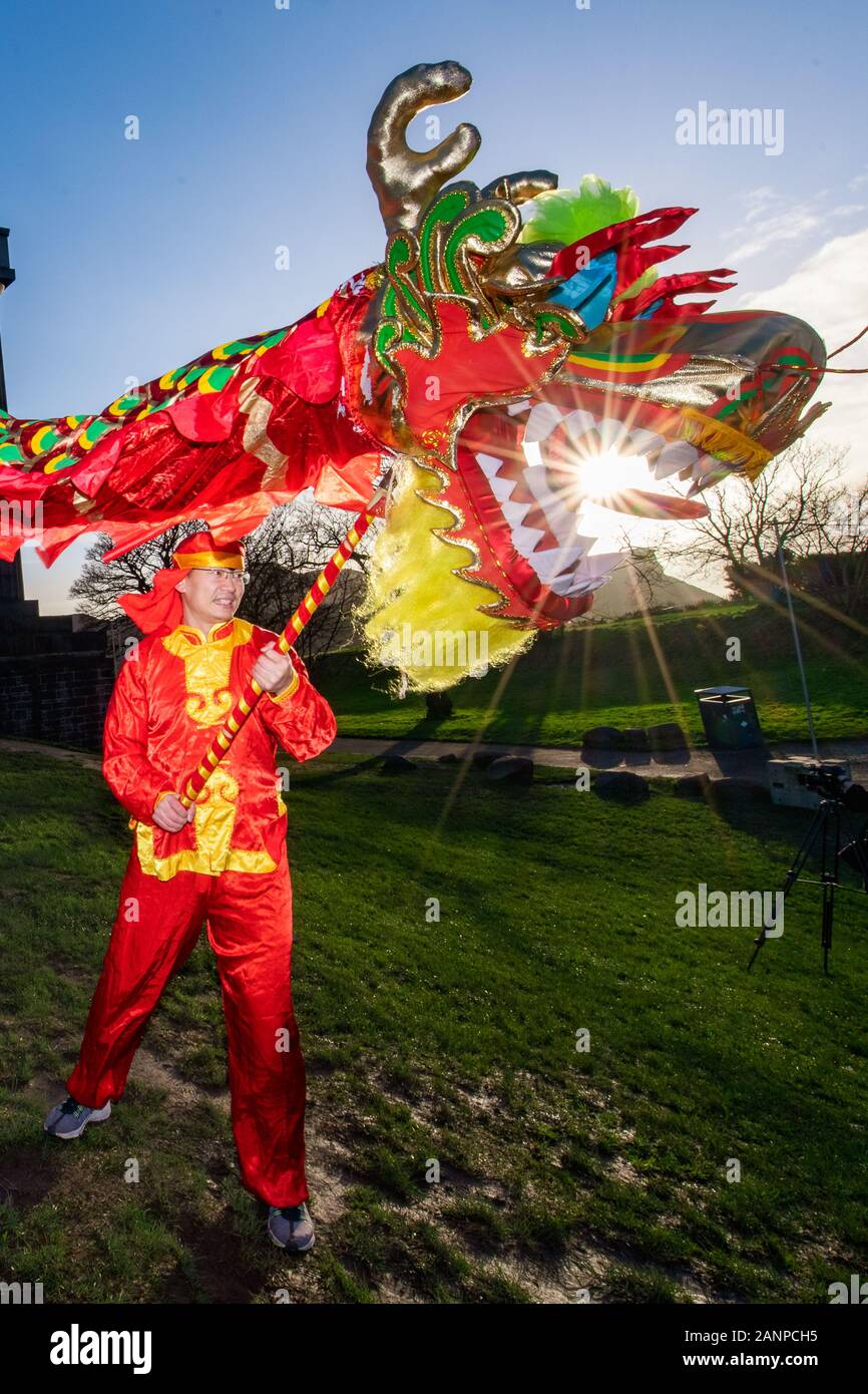 Un Dragon chinois rencontre des danseurs et des interprètes du gala officiel du nouvel an chinois d’Édimbourg pour lancer les célébrations du nouvel an chinois de 2020 et le Banque D'Images