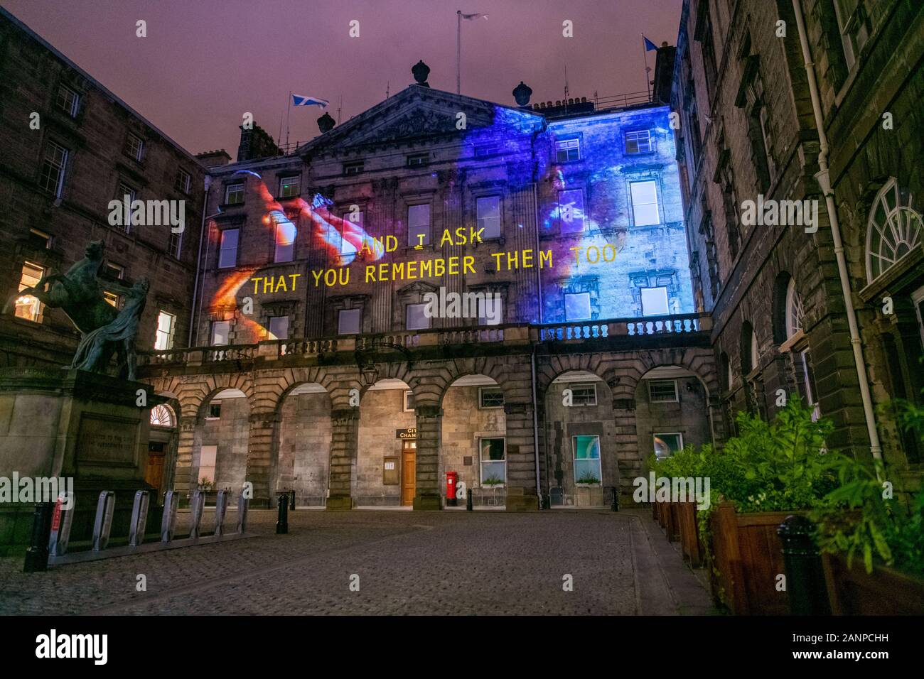 Projections de Message from the Skies sur des bâtiments, notamment le Northern Lighthouse Board sur George Street, faisant partie du Hogmanay d'Édimbourg, Édimbourg, Écosse, Royaume-Uni Banque D'Images