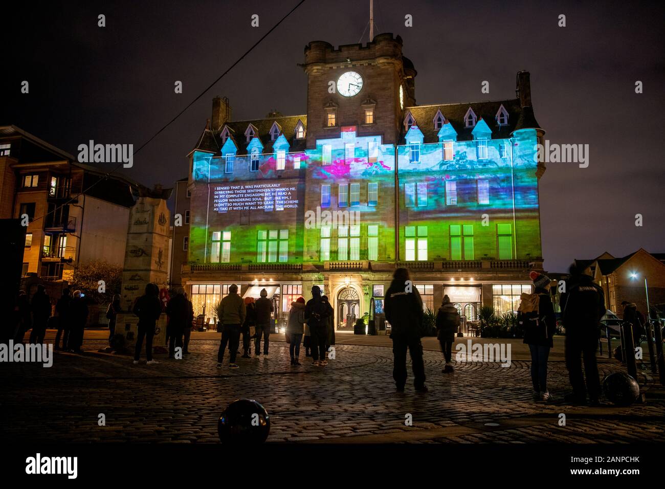 Projections de Message from the Skies sur des bâtiments, notamment le Northern Lighthouse Board sur George Street, faisant partie du Hogmanay d'Édimbourg, Édimbourg, Écosse, Royaume-Uni Banque D'Images
