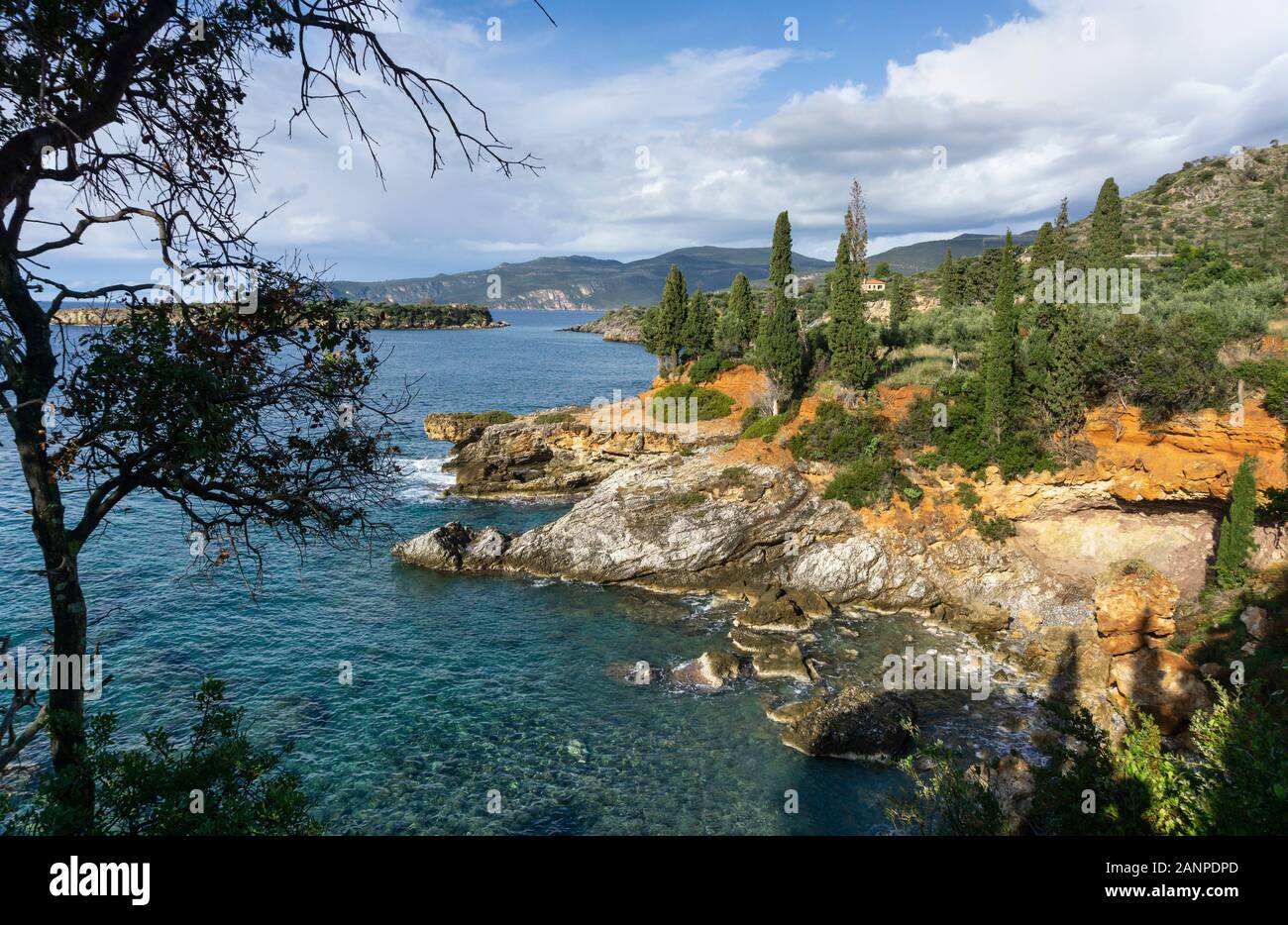 Le littoral Mani vu de Kalamitsi Bay entre Stoupa et Kardamiyli dans l'avant-Mani, Messénie, Sud du Péloponnèse, Grèce. Banque D'Images
