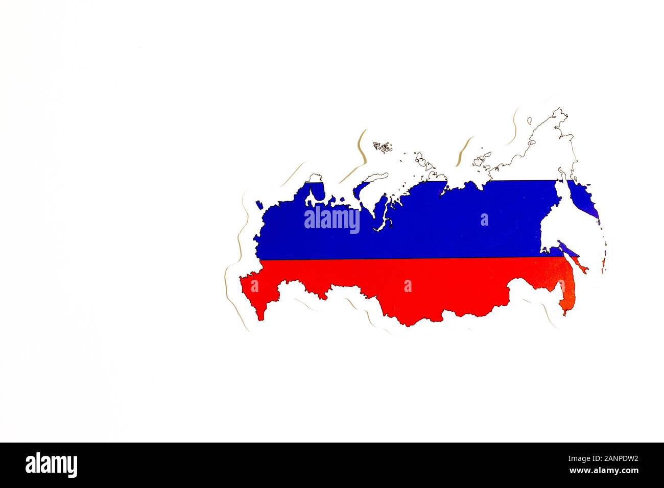 Los Angeles, Californie, États-Unis - 17 janvier 2020: Drapeau national de la Russie. Contour du pays sur fond blanc avec espace de copie. Illustration politique Banque D'Images
