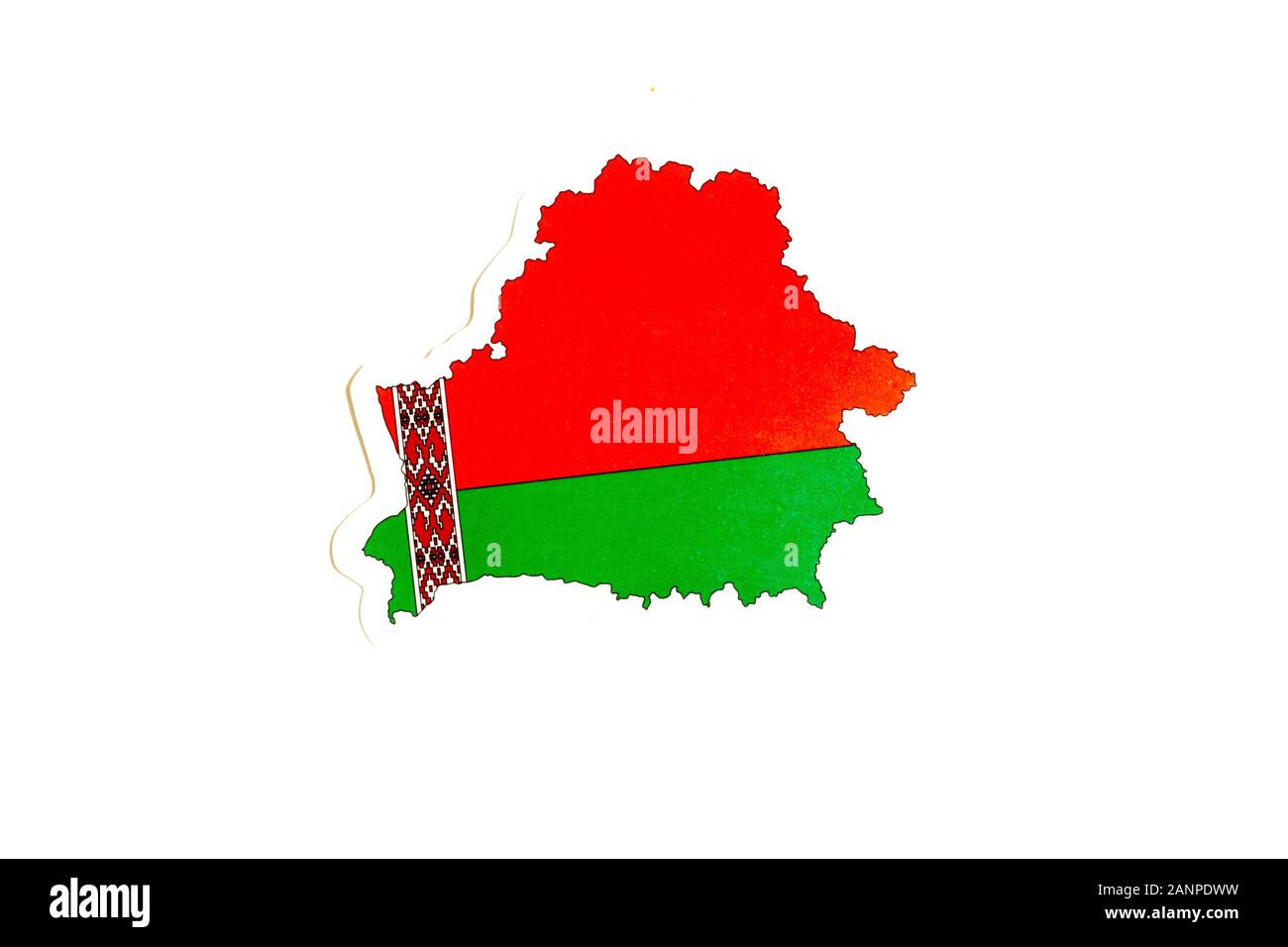 Los Angeles, Californie, États-Unis - 17 janvier 2020: Drapeau national de la Biélorussie. Contour du pays sur fond blanc avec espace de copie. Illustration politique Banque D'Images