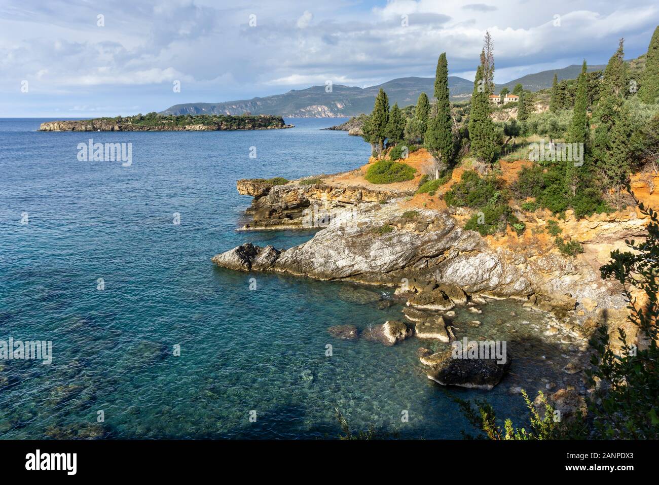 Le littoral et l'île de Mani Meropi vu de Kalamitsi Bay entre Stoupa et Kardamiyli dans l'avant-Mani, Messénie, Sud du Péloponnèse, Grèce. Banque D'Images