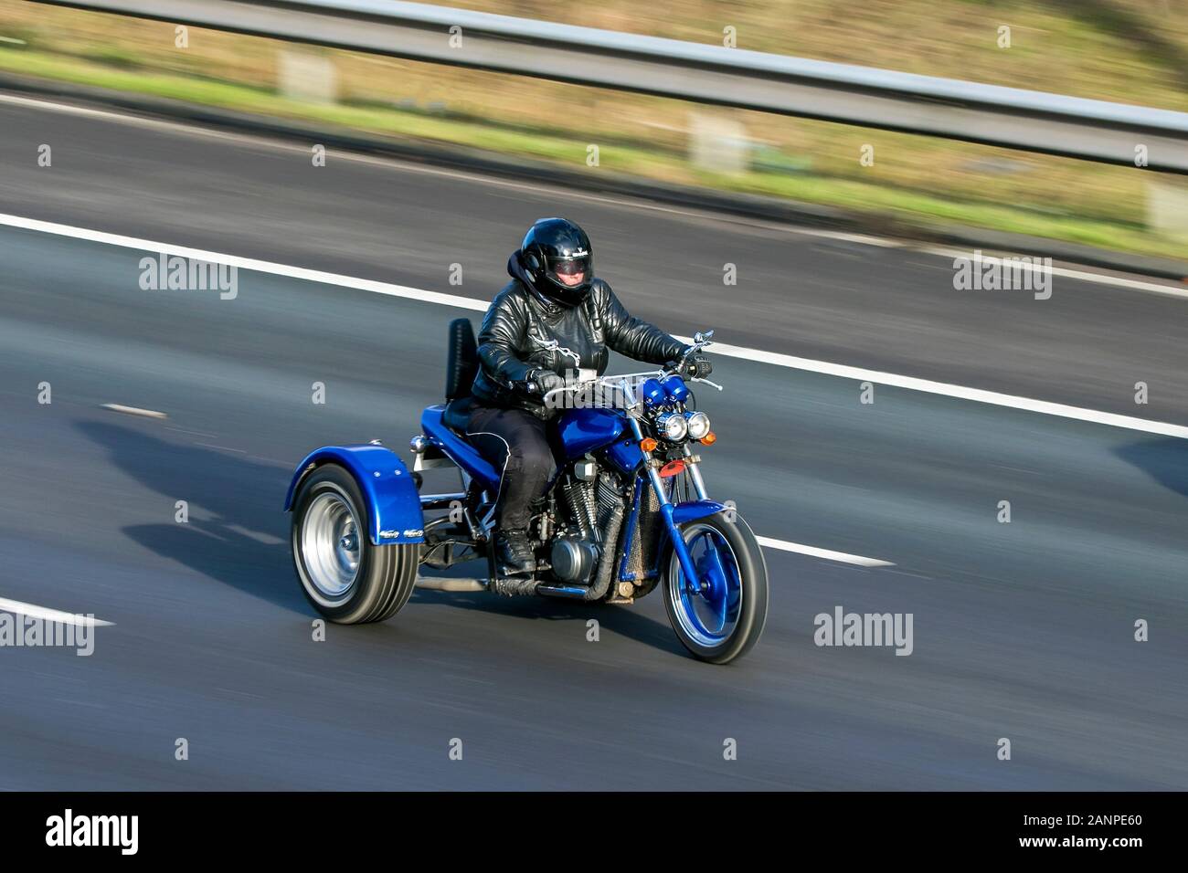 Un trike à trois roues moto moto la conduite sur l'autoroute M6 près de Preston dans le Lancashire, Royaume-Uni Banque D'Images