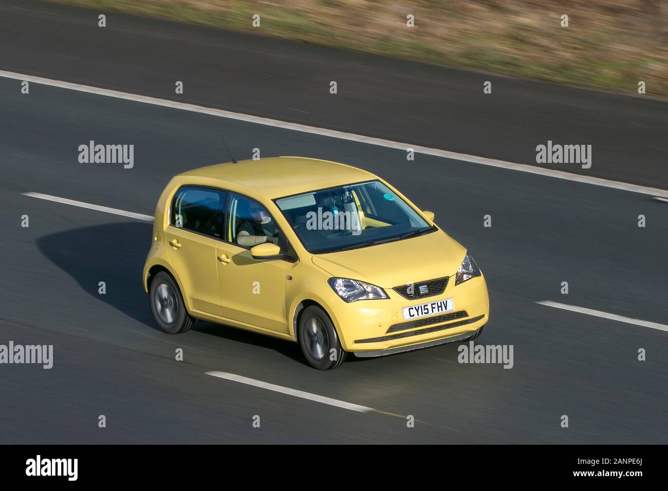 2015 Seat Mii I-Tech Yellow car essence en voiture sur l'autoroute   près de Preston dans Lancashire, Royaume-Uni Banque D'Images