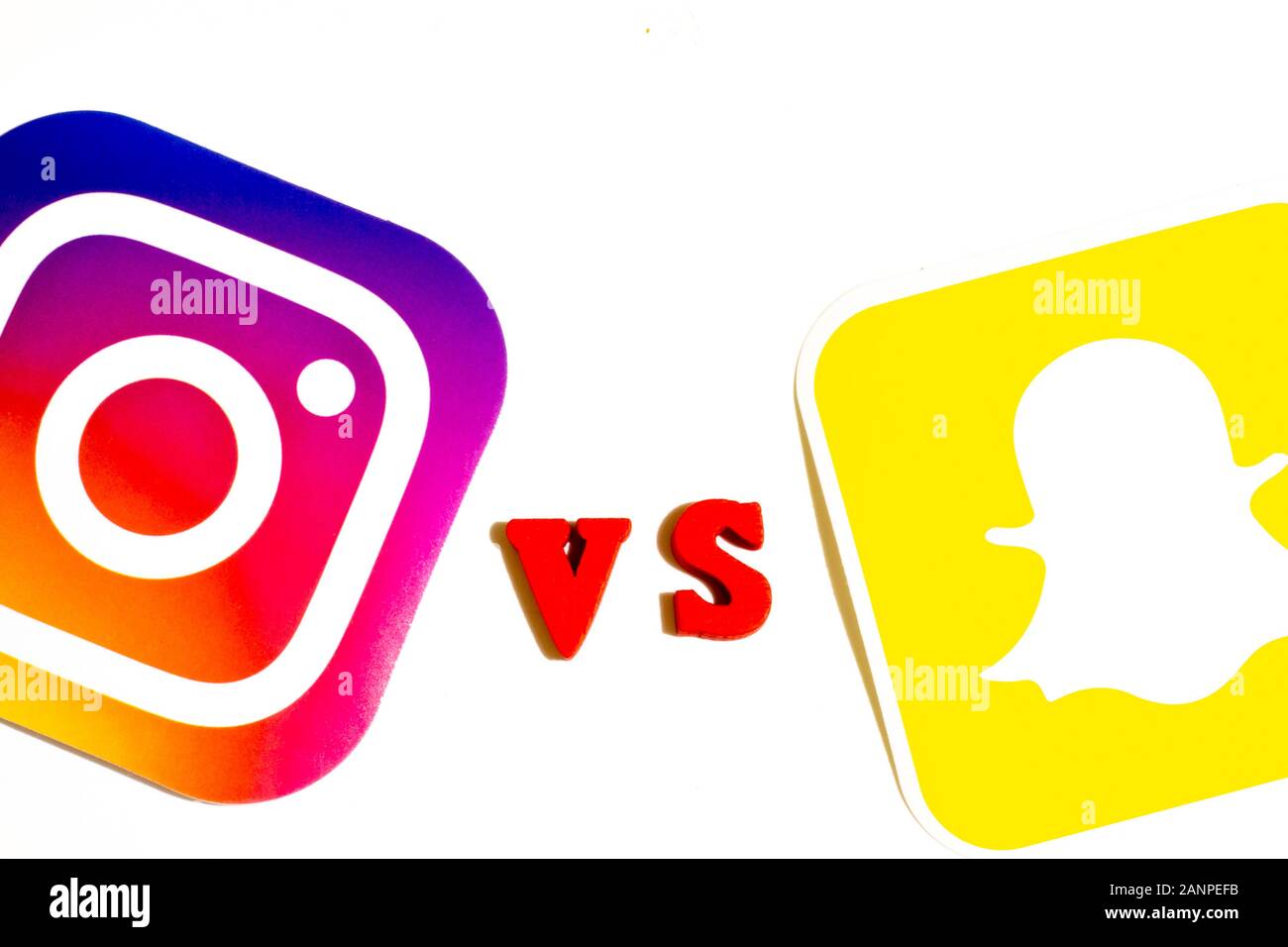 Los Angeles, Californie, États-Unis - 17 janvier 2020: Instagram vs Snapchat comparaison concept, éditorial illustratif Banque D'Images