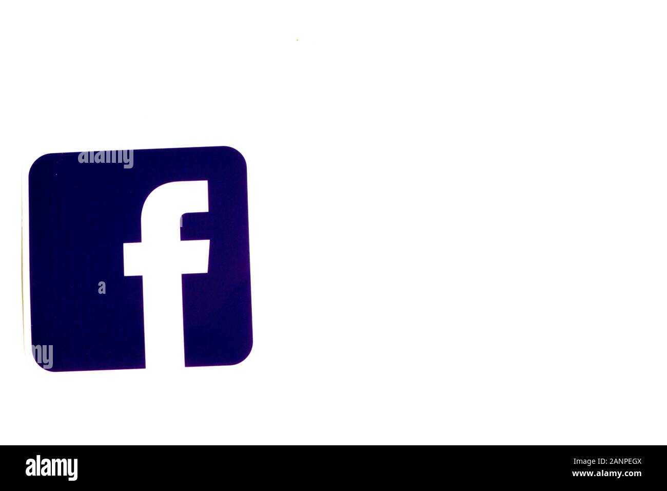 Los Angeles, Californie, États-Unis - 17 janvier 2020: Logo Facebook sur fond blanc avec espace de copie. Icône des médias sociaux, éditorial illustratif Banque D'Images