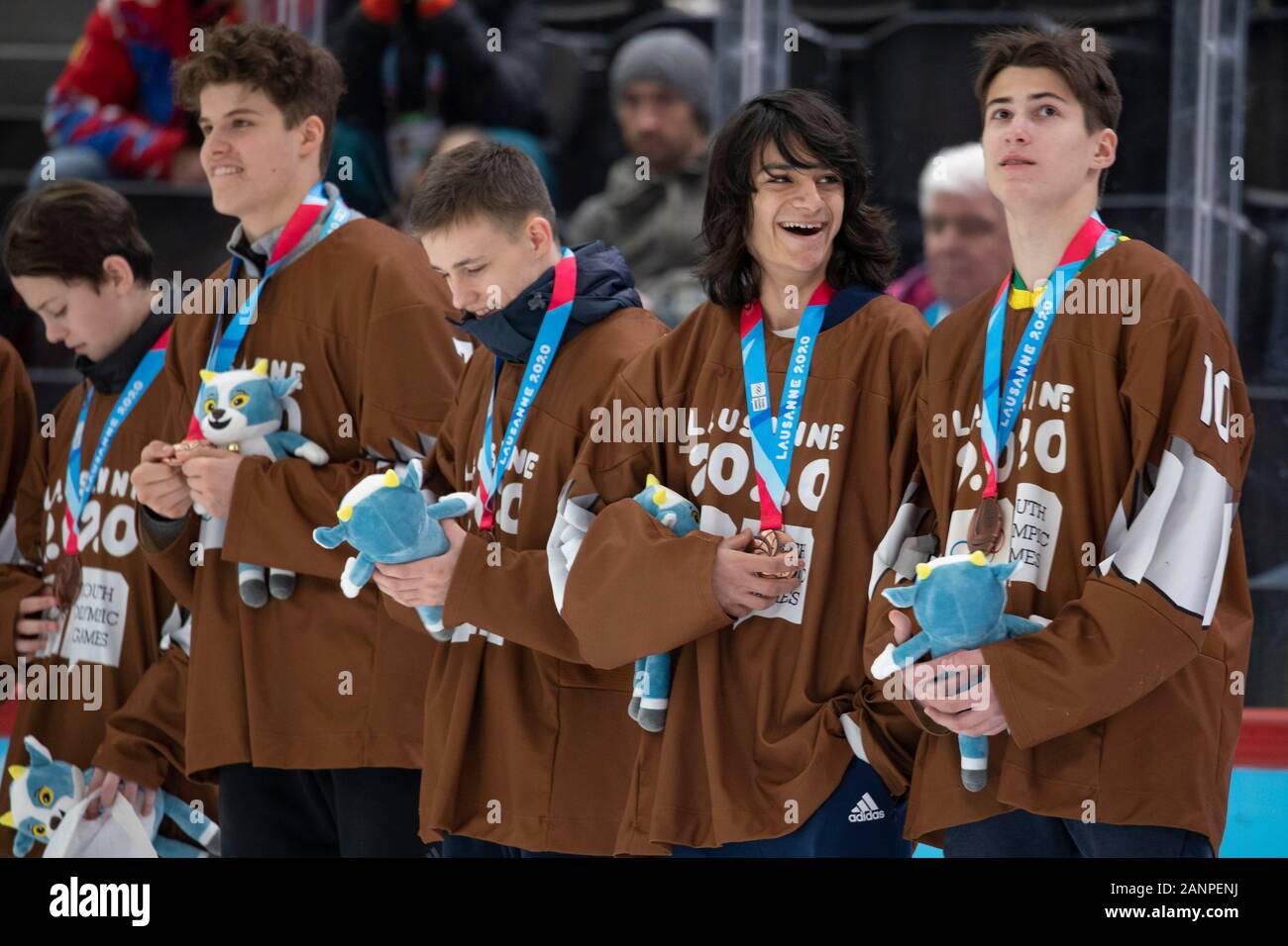 Evan Nauth (15) de l'équipe GB remporte le bronze aux 3 finales de hockey sur glace pour hommes aux Jeux Olympiques de la Jeunesse de Lausanne 2020 le 15 janvier 2020 Banque D'Images
