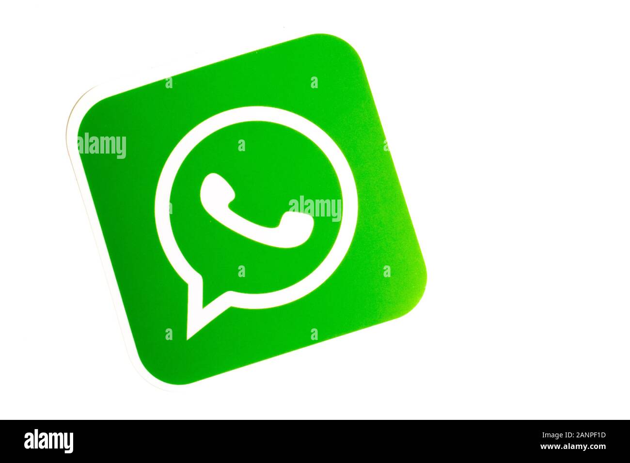 Los Angeles, Californie, États-Unis - 17 janvier 2020: Logo WhatsApp sur fond blanc avec espace de copie. Icône des médias sociaux, éditorial illustratif Banque D'Images