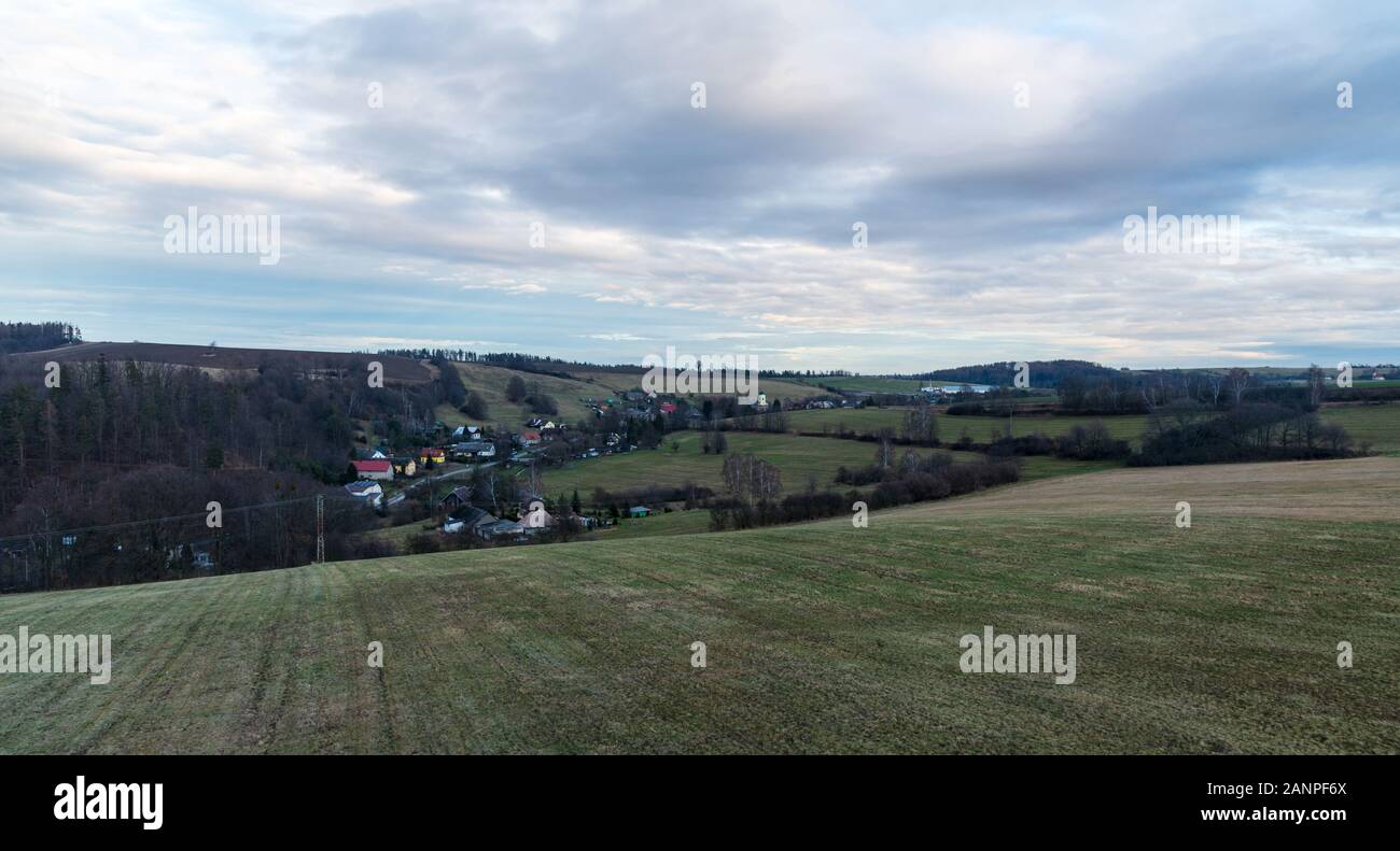 Petit village près de Stare Techanovice ville Vitkov vallonné avec Techanovicka surounding de vyhlidka avis tower en République Tchèque Banque D'Images