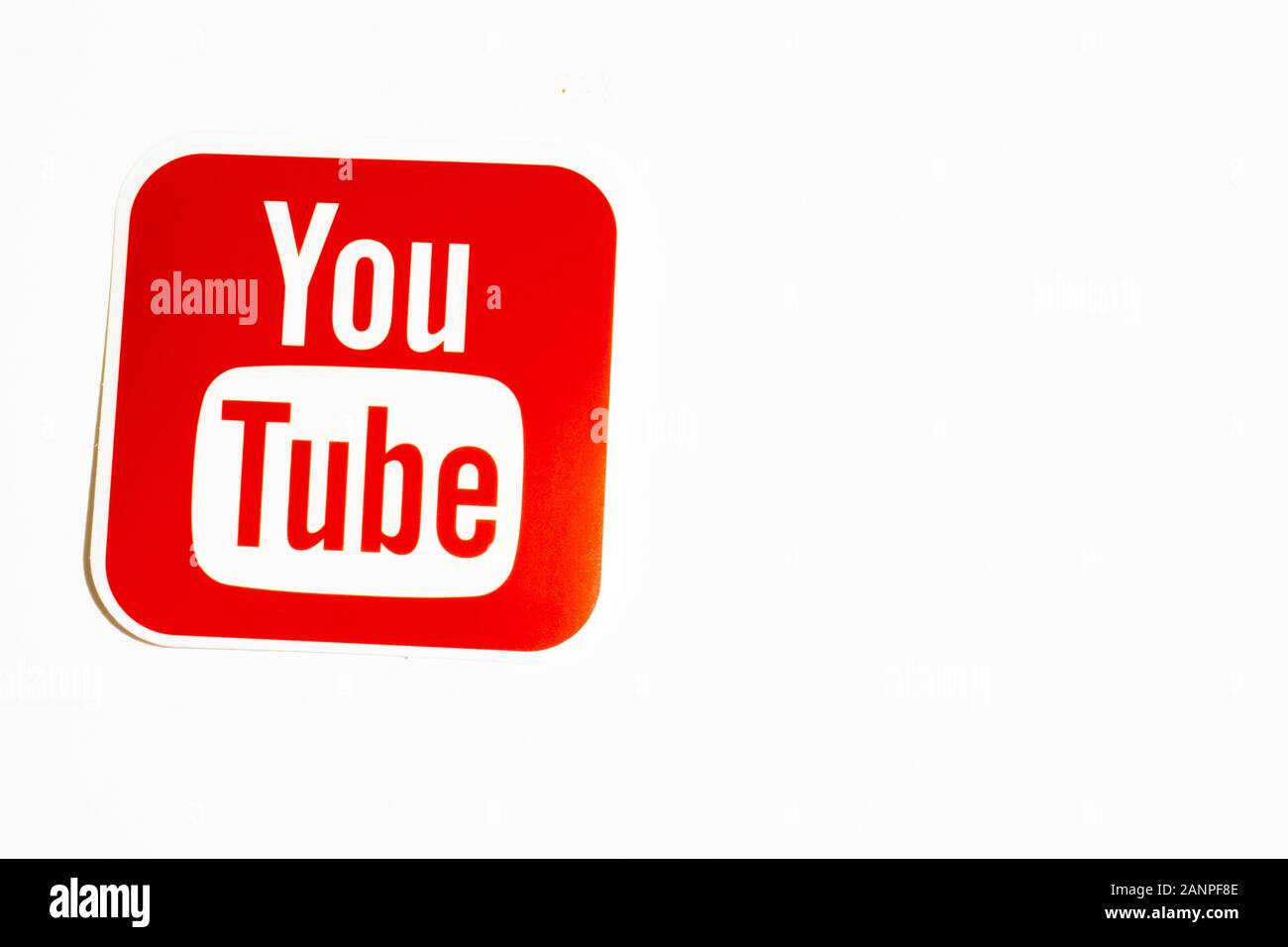 Los Angeles, Californie, États-Unis - 17 janvier 2020: Logo YouTube sur fond blanc avec espace de copie. Icône des médias sociaux, éditorial illustratif Banque D'Images