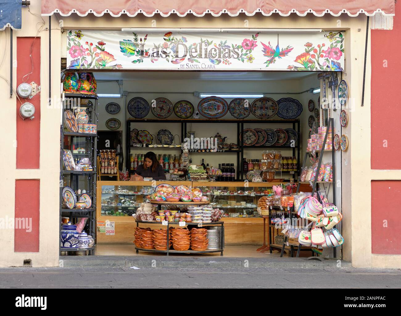 Las Delicias de Santa Clara une boutique sur la Calle de los Dulces à Puebla (Rue des sucreries), vue dégagée à partir de la rue Banque D'Images