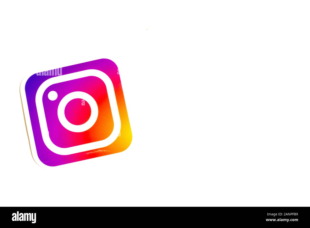 Los Angeles, Californie, États-Unis - 17 janvier 2020: Logo Instagram sur fond blanc avec espace de copie. Icône des médias sociaux, éditorial illustratif Banque D'Images