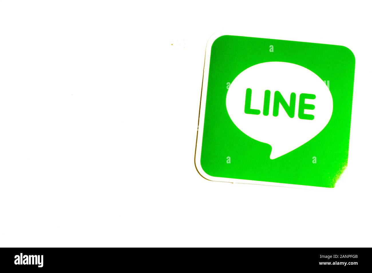 Los Angeles, Californie, États-Unis - 17 janvier 2020: Logo de ligne APP sur fond blanc avec espace de copie. Icône des médias sociaux, éditorial illustratif Banque D'Images