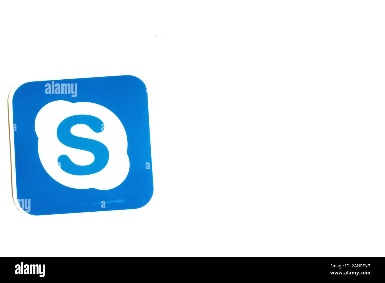 Los Angeles, Californie, États-Unis - 17 janvier 2020: Logo Skype sur fond blanc avec espace de copie. Icône des médias sociaux, éditorial illustratif Banque D'Images
