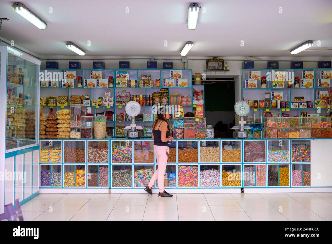 À l'intérieur du Shop rempli de divers bonbons sur la Calle de los Dulces à Puebla (Rue des sucreries) Banque D'Images