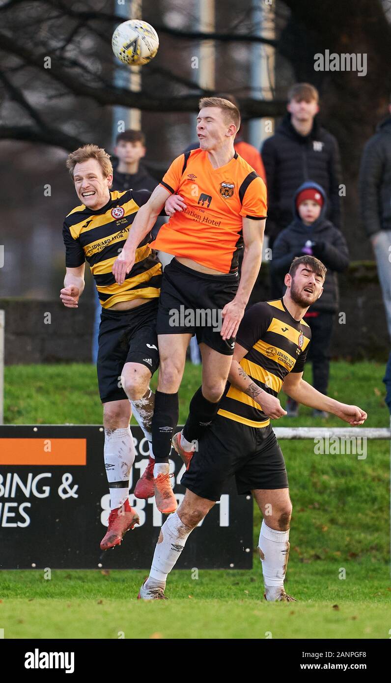 18 janvier 2020. Mackessack Park, Rothes, Moray, Ecosse, Royaume-Uni. C'est à partir de la Highland League Match de football entre Rothes FC et le Brora Rangers FC. Photo Contenu :- L - 3 Aly Brora Macdonald, Centre, 11 - Rothes Craig Cormack et R - 9 Jordanie Brora Macrae - - Crédit - Jasperimage AlamyLiveNews / Banque D'Images