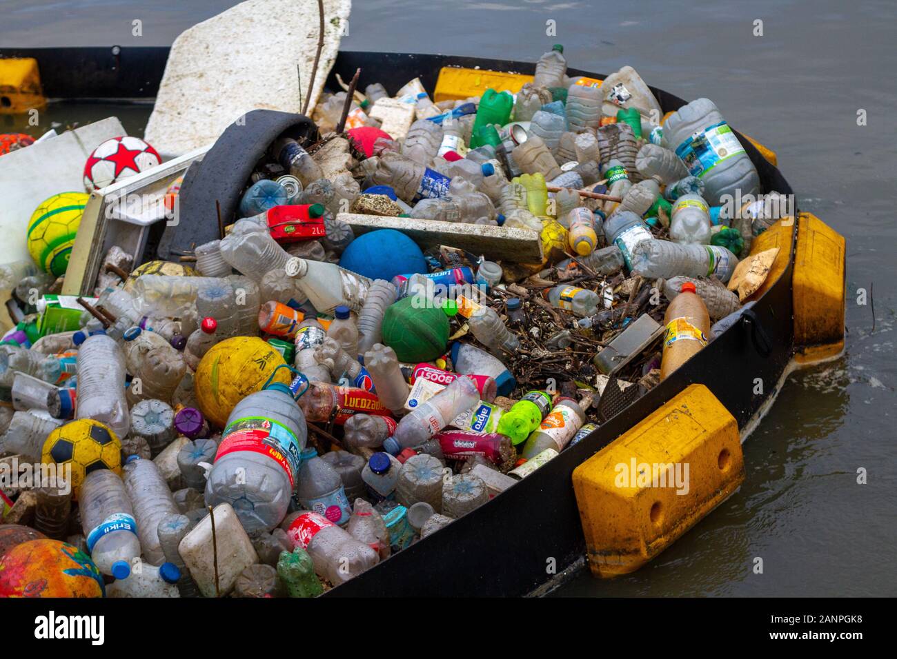 D'énormes tas de plastique flottant flottant dans la rivière Lee à Londres à Tottenham Hale, vu en 2020, pris par une barrière Banque D'Images