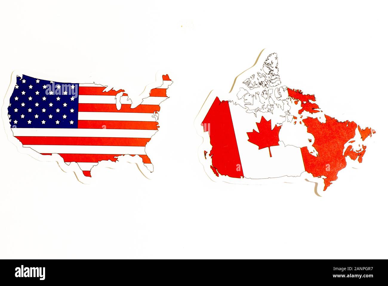Los Angeles, Californie, États-Unis - 17 janvier 2020: Drapeaux nationaux des États-Unis et du Canada sur fond blanc avec espace de copie, éditorial illustratif Banque D'Images