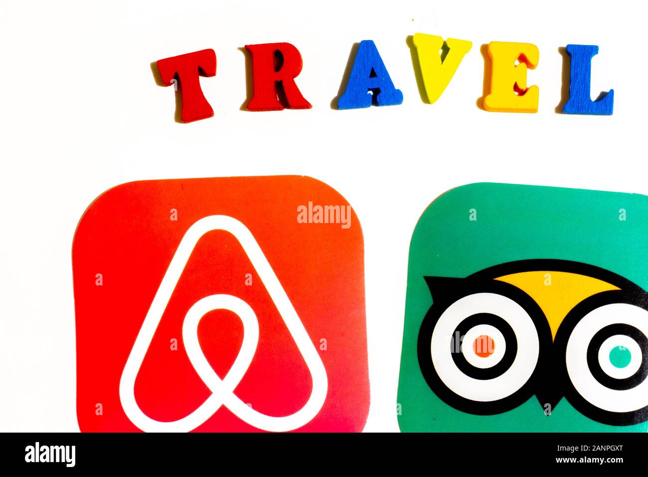 Los Angeles, Californie, États-Unis - 17 janvier 2020: Concept d'applications de voyage. Airbnb et logo de TripAdvisor sur fond blanc, éditorial illustratif Banque D'Images