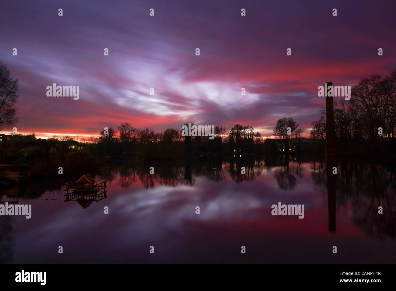 Kidderminster, UK. 18 janvier, 2020. Météo France : aujourd'hui, le soleil se couche après certains des meilleurs temps ensoleillé depuis 2020 a commencé et ce qu'un glorieux coucher de soleil d'hiver il est ! Rouge, violet et bleu du ciel peut être vue reflétée dans une piscine de la faune que l'obscurité, les approches locales de donner cette zone Worcestershire une occasion de devenir l'objet de naturel, artistique UK photographie de paysage ! Credit : Lee Hudson/Alamy Live News Banque D'Images