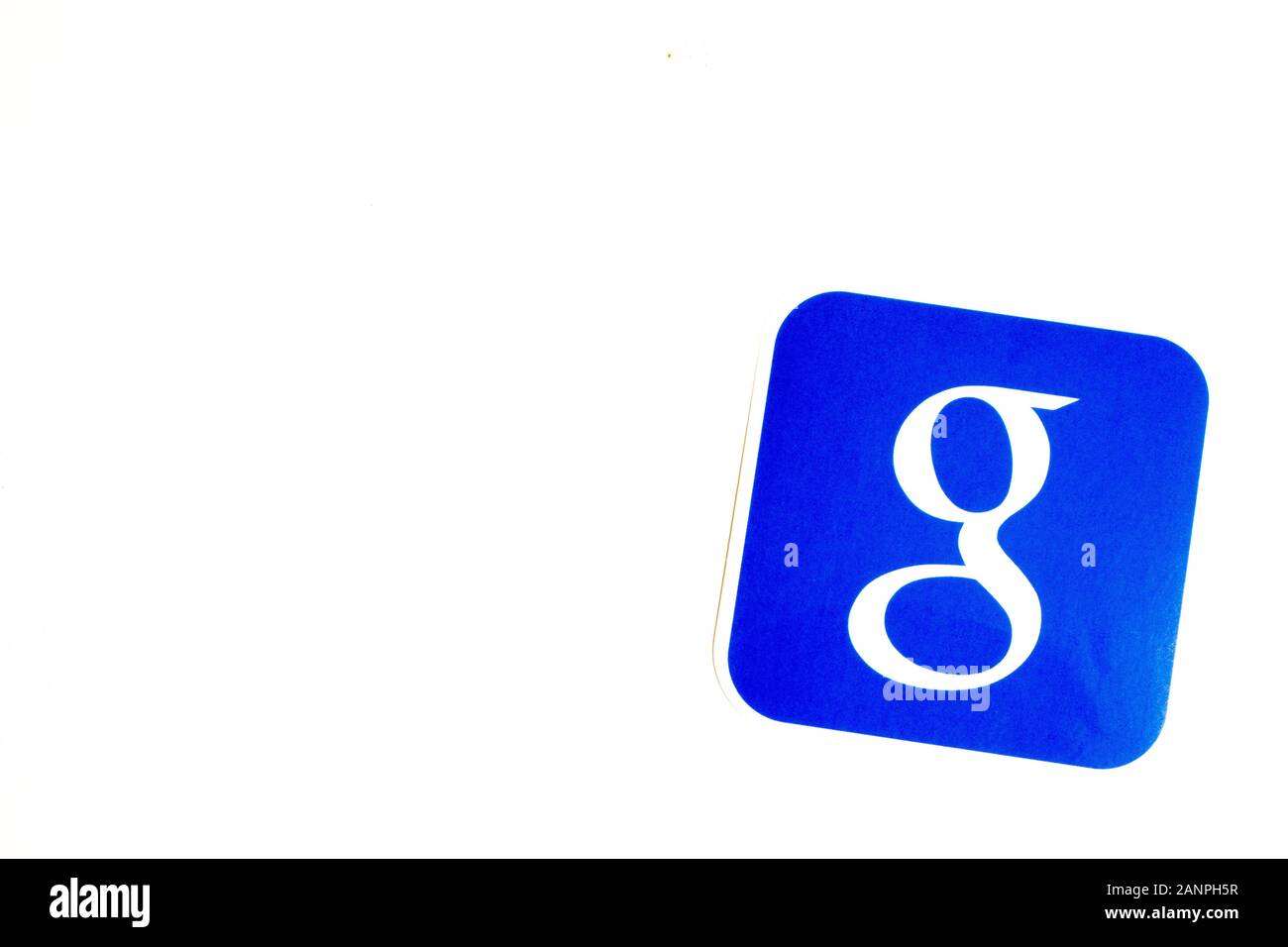 Los Angeles, Californie, États-Unis - 17 janvier 2020: Logo Google sur fond blanc avec espace de copie. Icône des médias sociaux, éditorial illustratif Banque D'Images