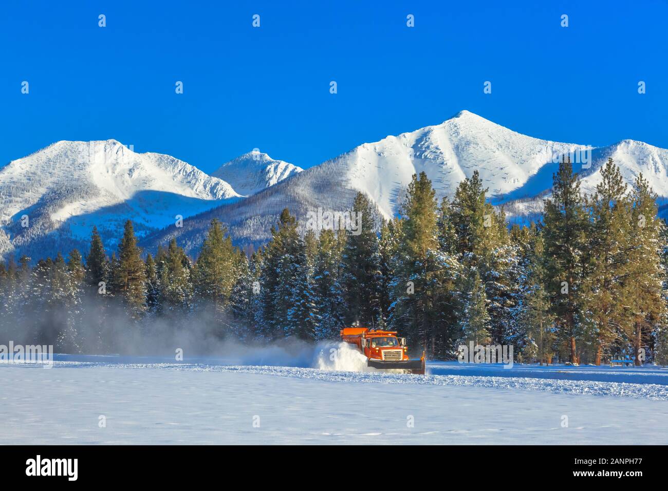 Compensation de chasse-neige de la piste de l'aéroport à seeley lake, Montana Banque D'Images